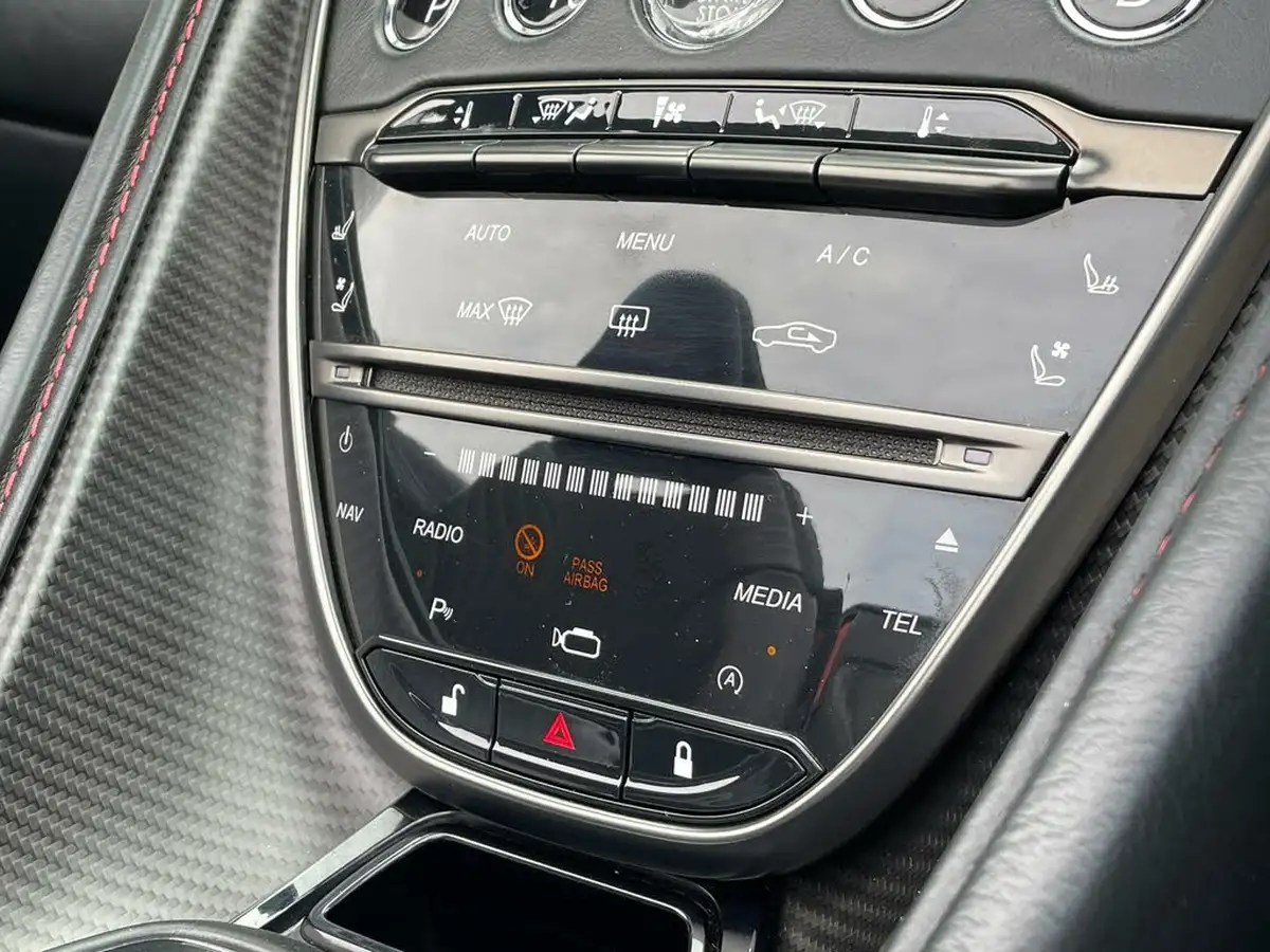 2019-aston-martin-db11-40-v8-big-39