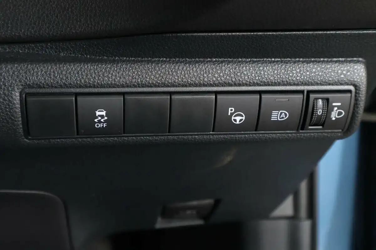 2021-toyota-corolla-18-vvt-i-design-trk-touring-sports-5d-big-20