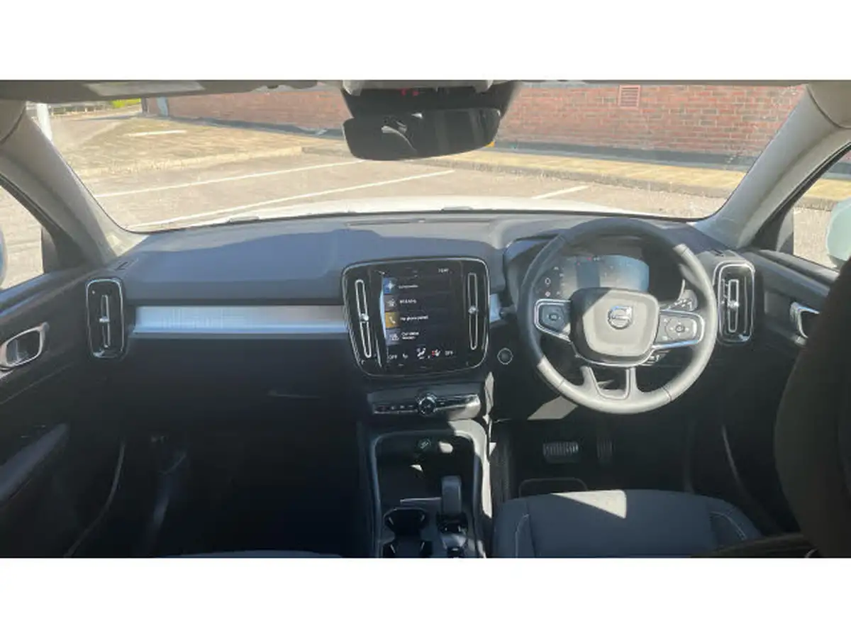 2022-volvo-xc40-15-t3-momentum-auto-big-19