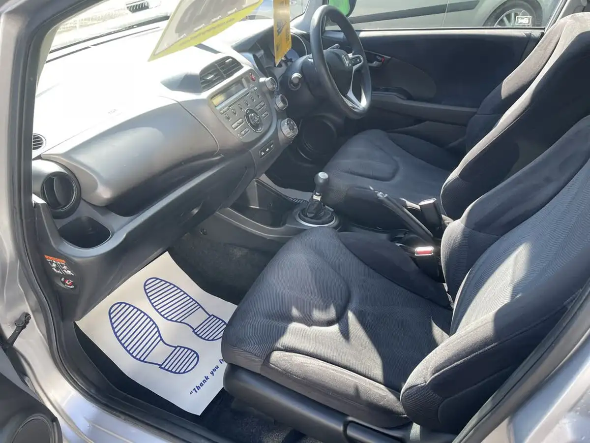 2010-honda-jazz-14-es-big-10