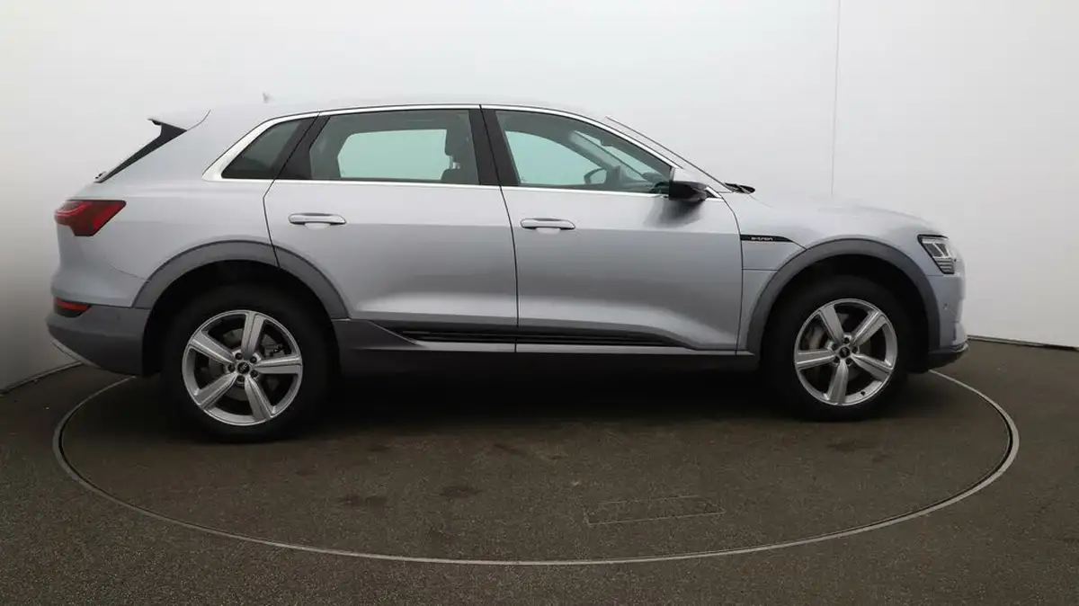 2022-audi-e-tron-55e-technik-station-wagon-big-8