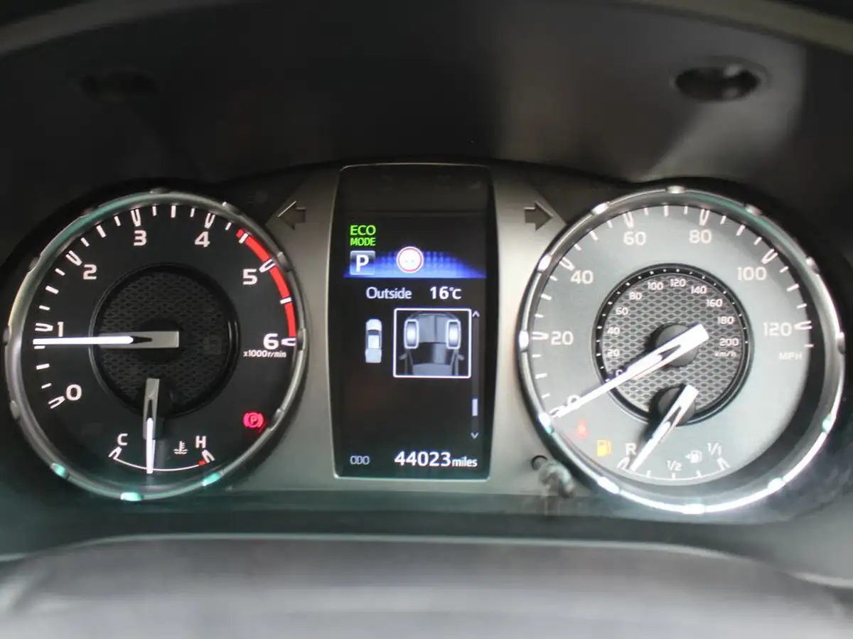 2021-toyota-hi-lux-24d-4d-invincible-150hpeu6d-auto-big-50