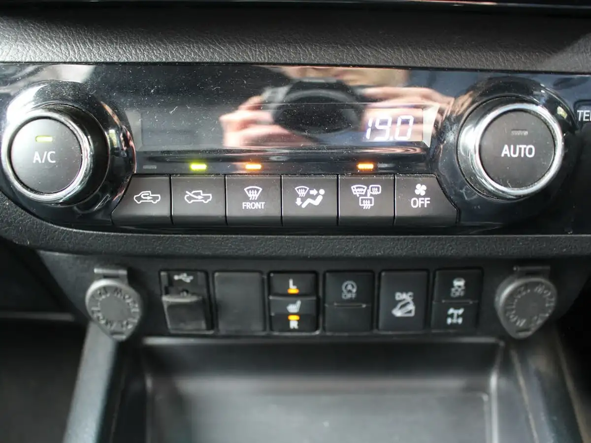 2021-toyota-hi-lux-24d-4d-invincible-150hpeu6d-auto-big-22
