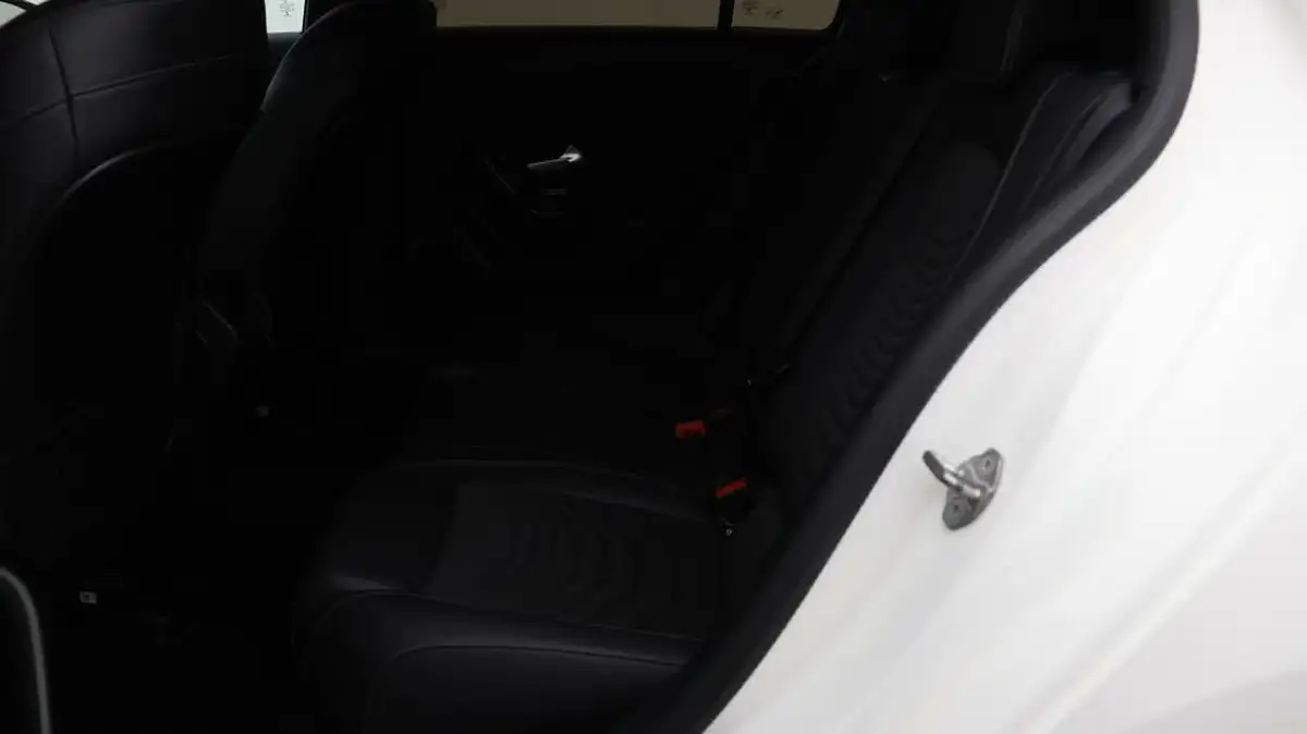 2018-mercedes-benz-a-class-15d-a180d-se-116ps-ss-7g-dct-big-15