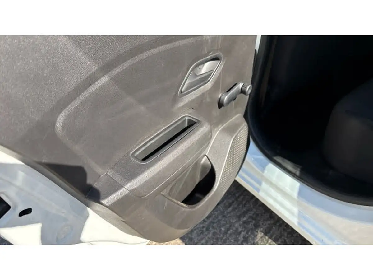 2021-dacia-sandero-10-tce-essential-90bhp-big-23