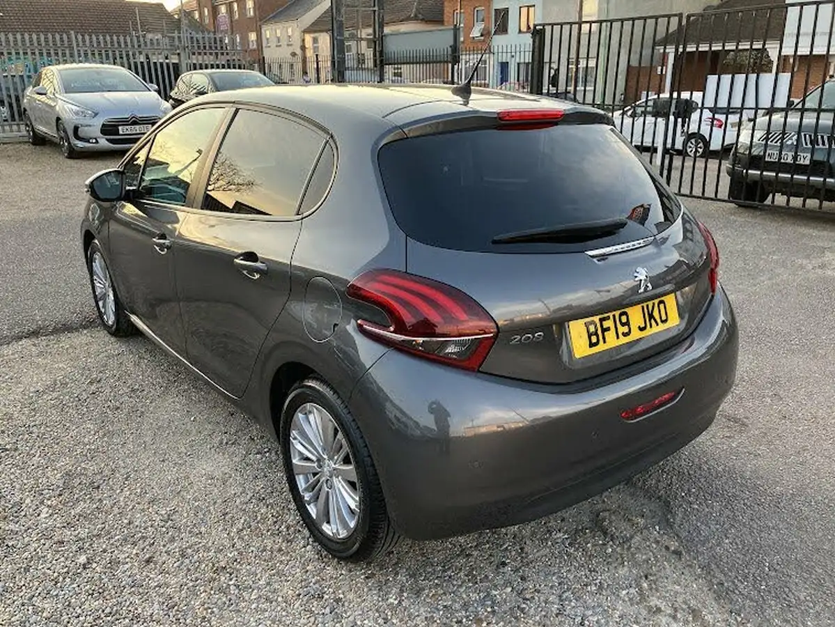 2019-peugeot-208-12-puretech-signature-big-2