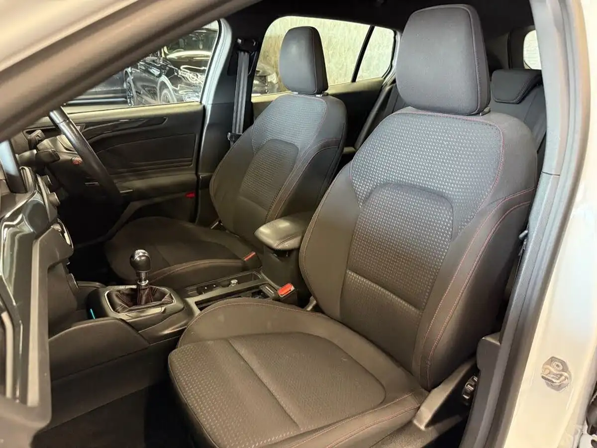 2019-ford-focus-15t-st-line-estate-big-32