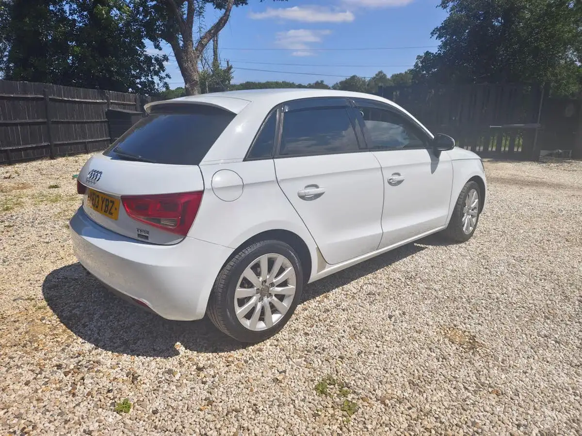 2013-audi-a1-big-4