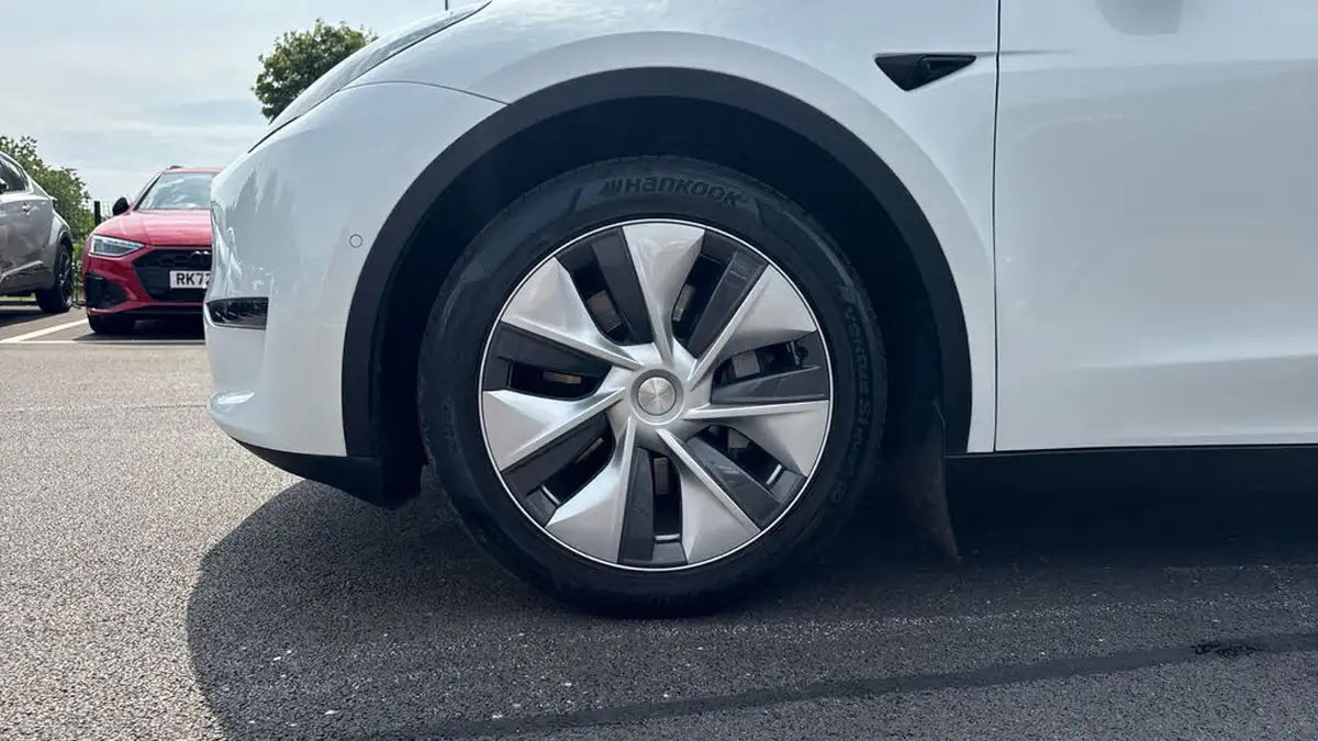 2022-tesla-model-y-e-long-range-big-16