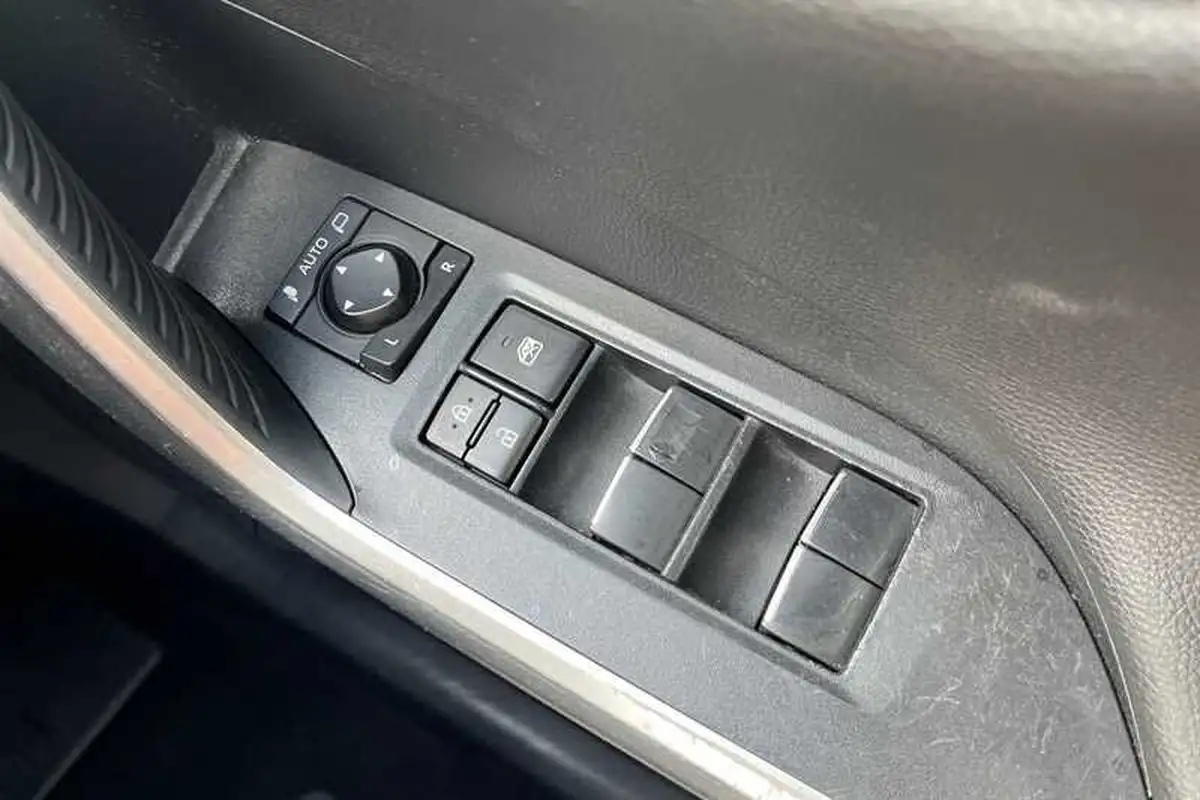 2019-toyota-rav4-25-vvt-i-design-215bhp-big-15
