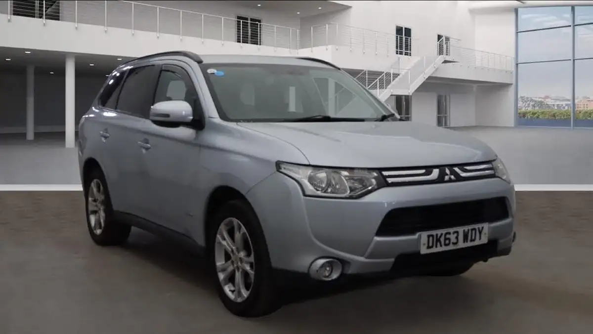 2013-mitsubishi-outlander-22di-d-gx3-7st-big-0