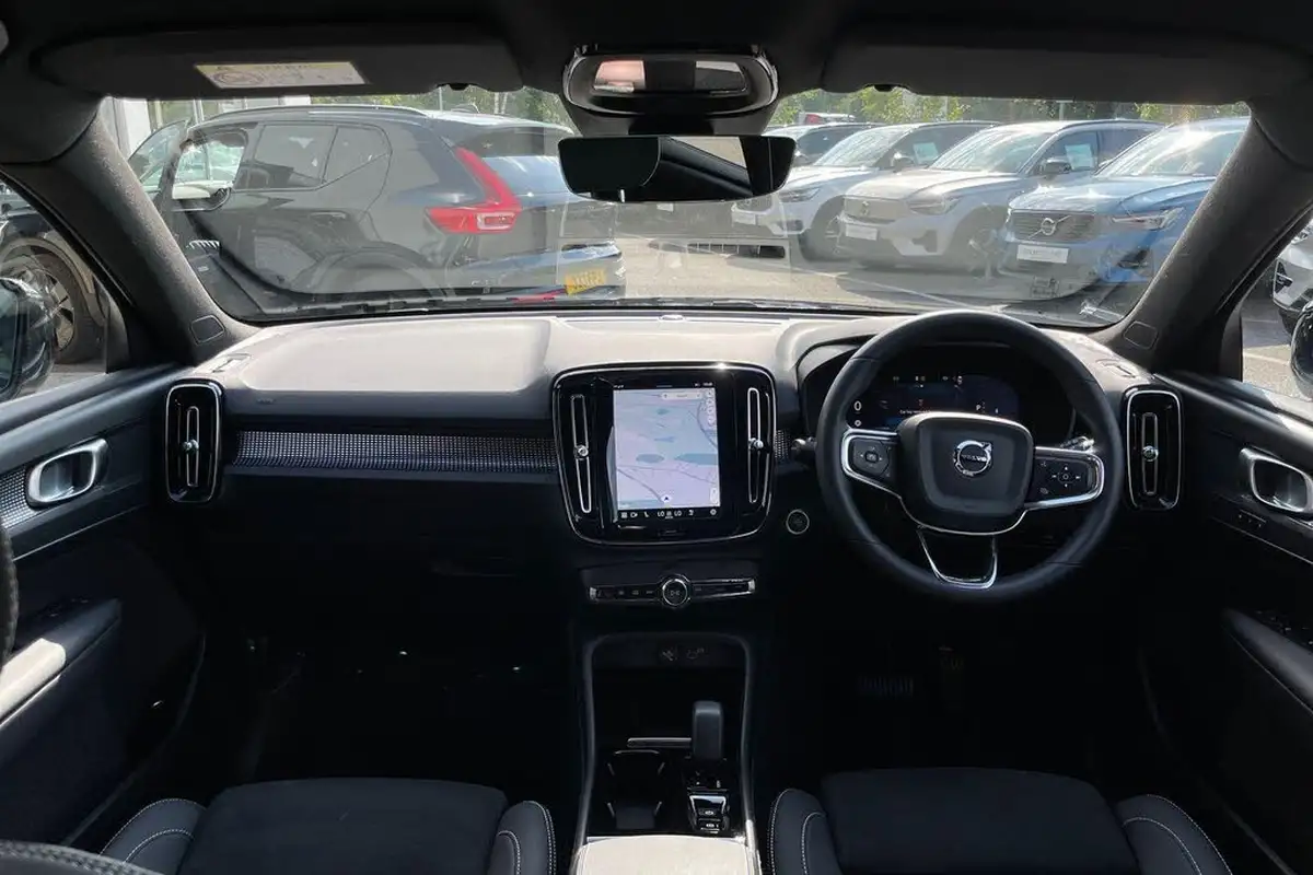 2024-volvo-xc40-20-b3-plus-big-2