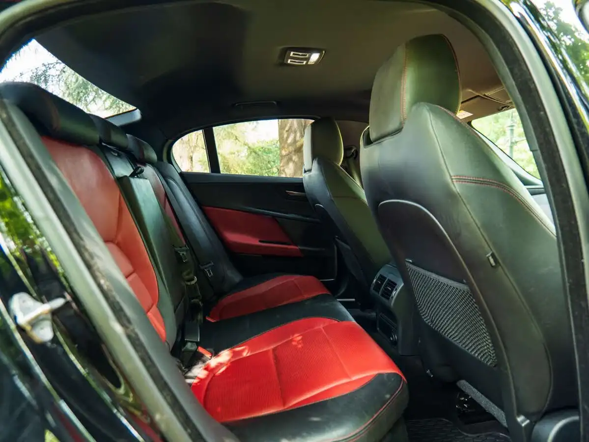 2016-jaguar-xe-20i-r-sport-240ps-big-15