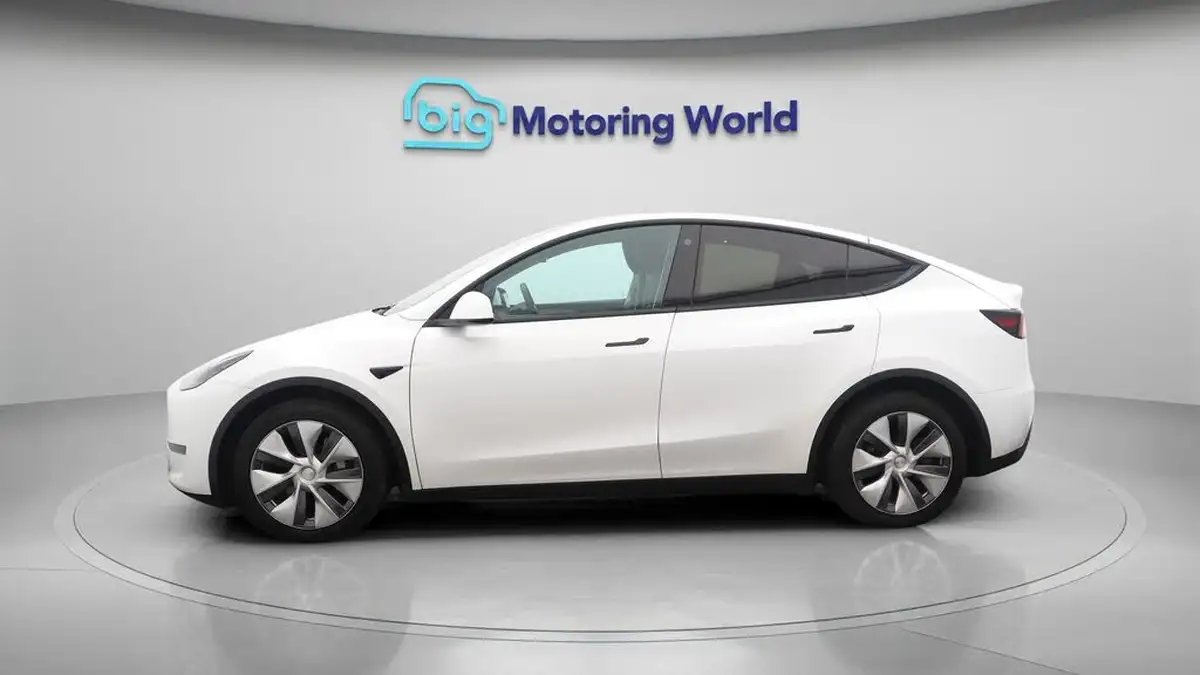 2022-tesla-model-y-e-long-range-big-4