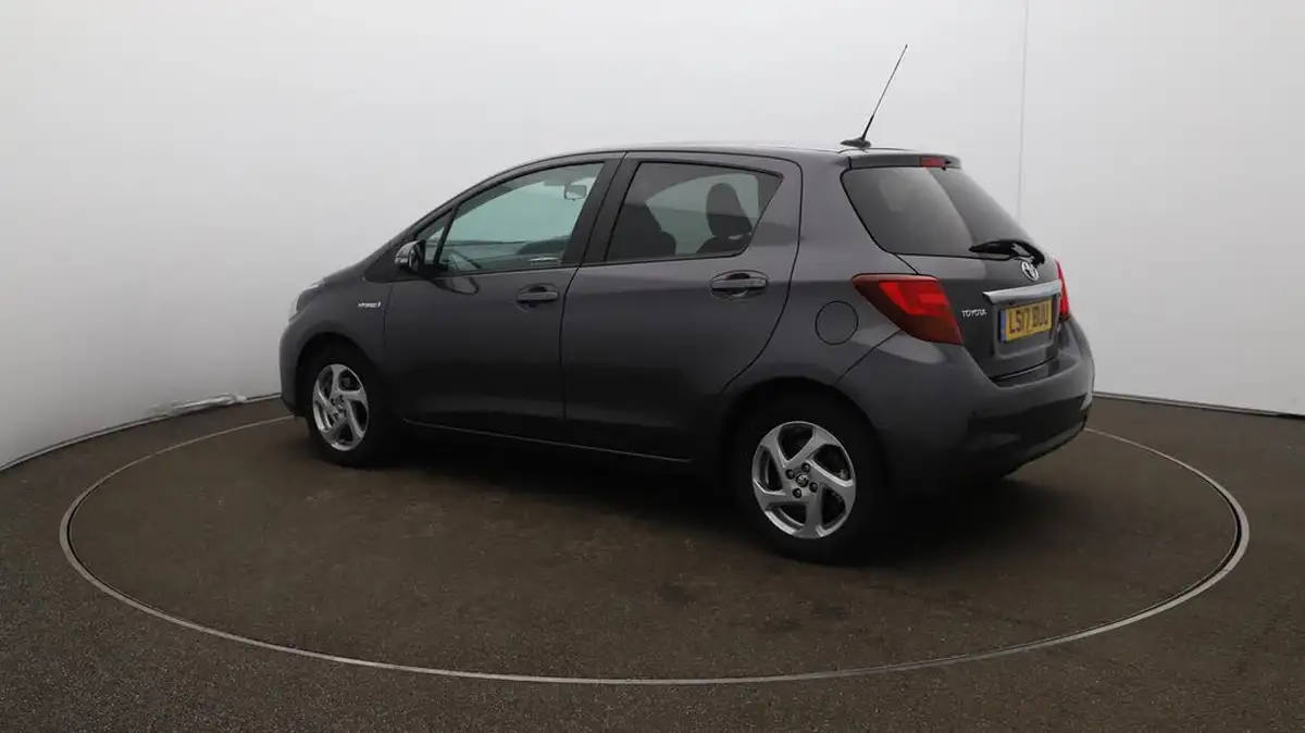 2017-toyota-yaris-15-vvt-i-icon-hybrid-big-35