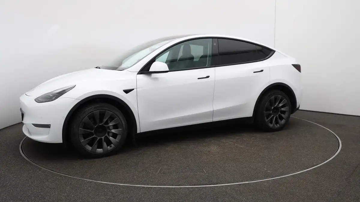 2022-tesla-model-y-e-long-range-big-66