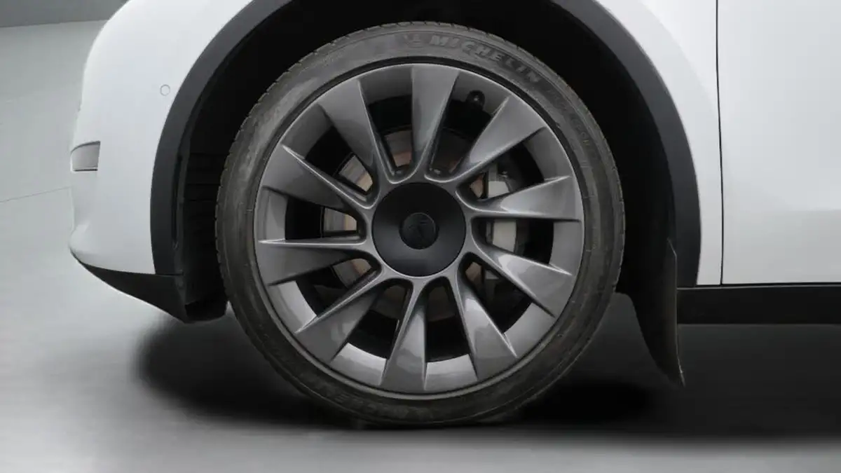 2022-tesla-model-y-e-long-range-big-18