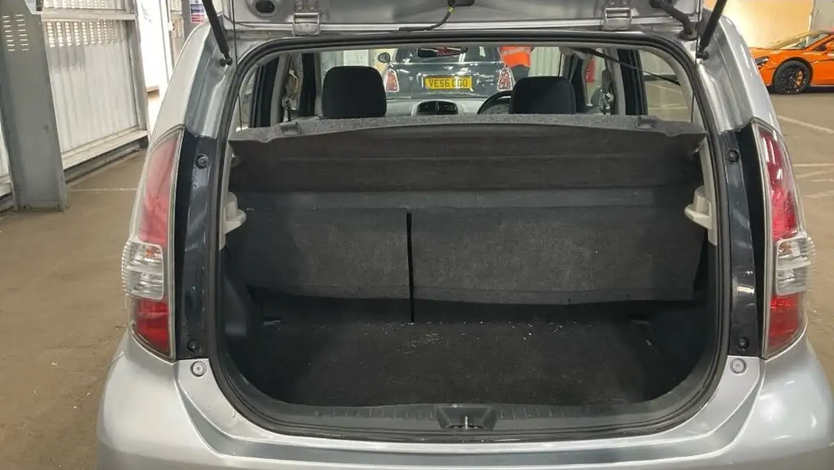2008-daihatsu-sirion-13-se-auto-big-8