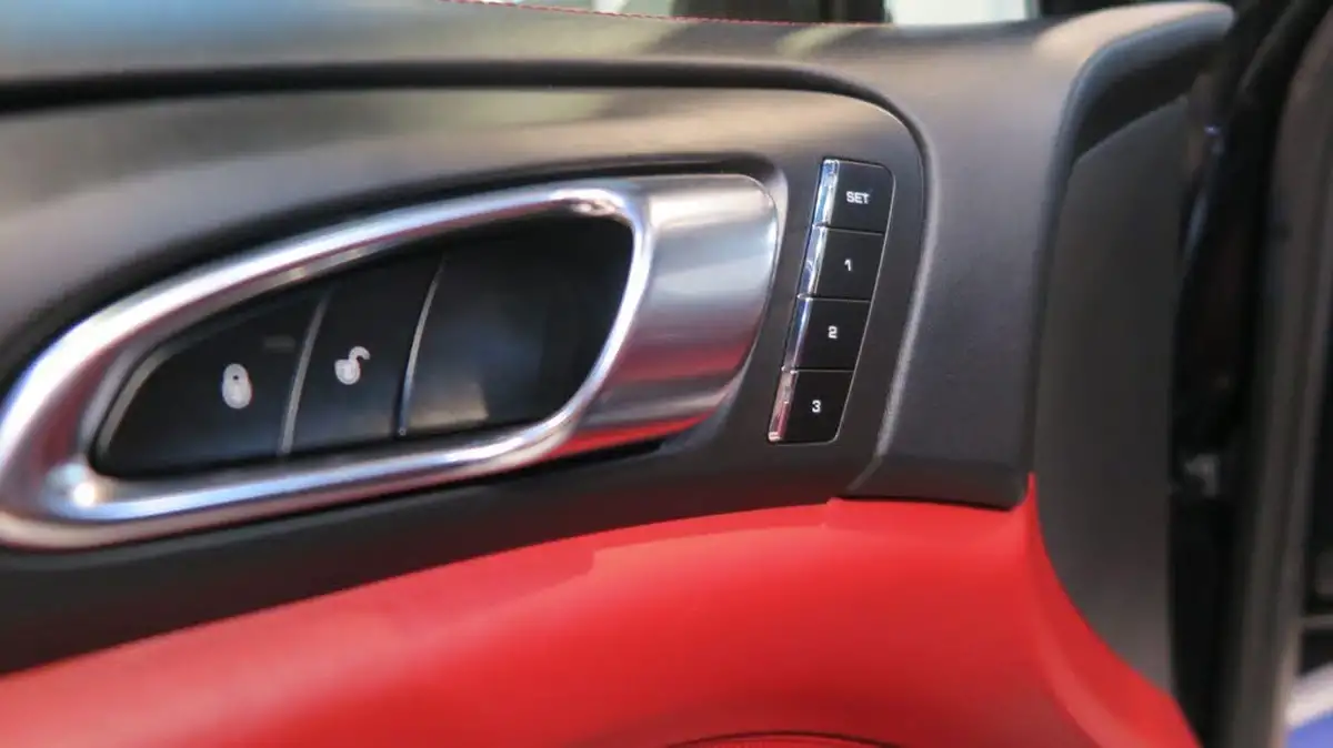 2014-porsche-cayenne-48-gts-big-32