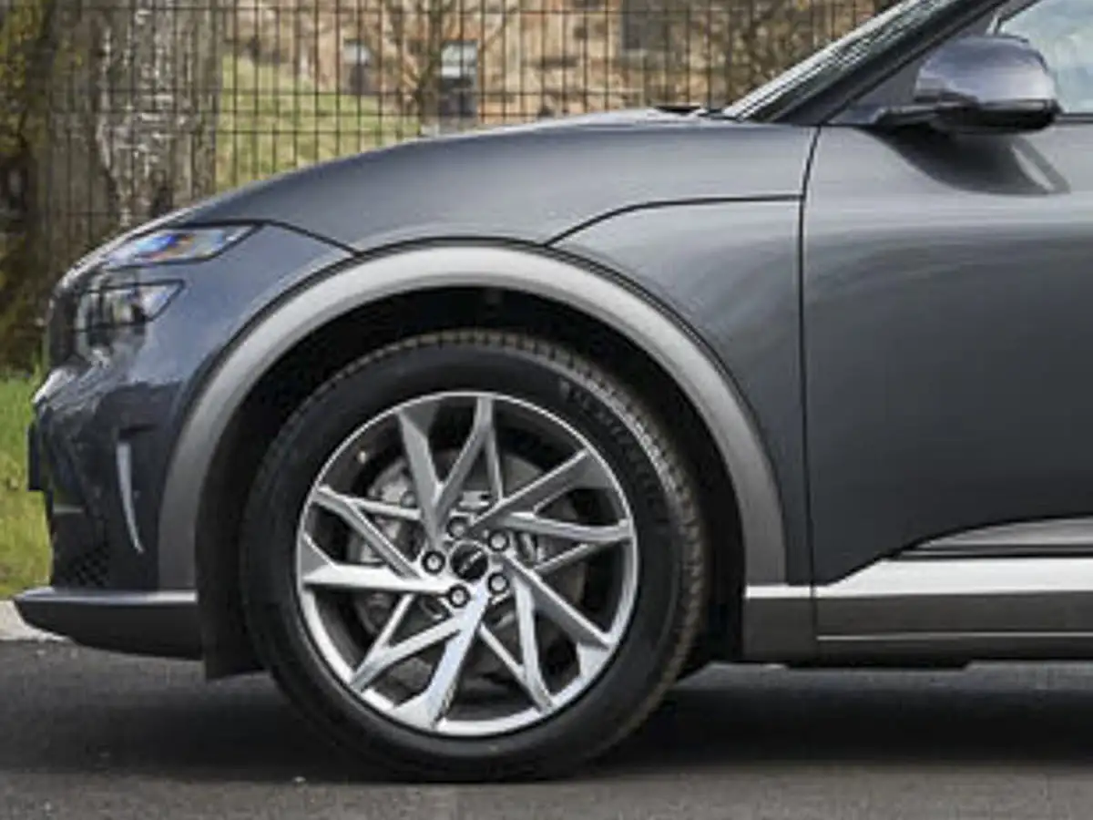 2022-genesis-gv60-e-sport-big-3