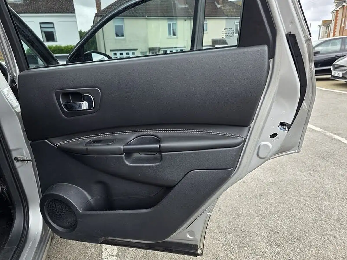 2013-nissan-qashqai2-15td-360-big-29