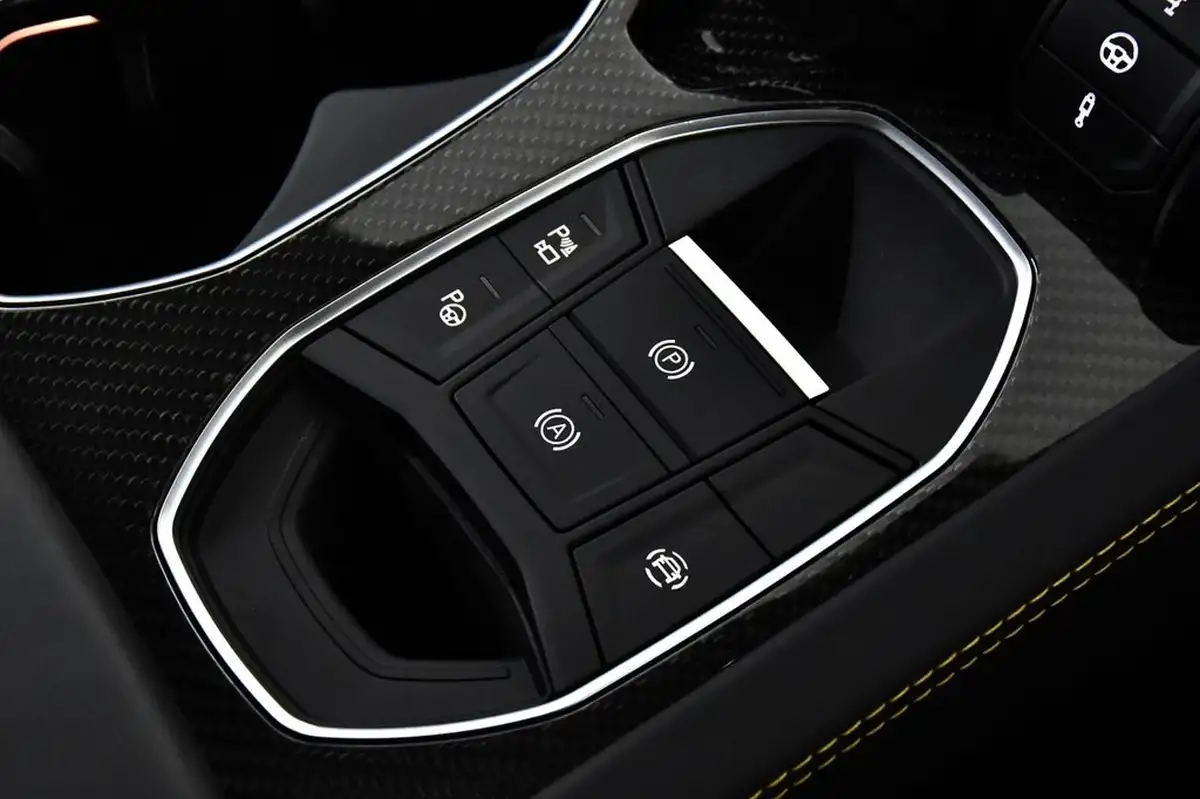 2024-lamborghini-urus-40-no-trim-big-54