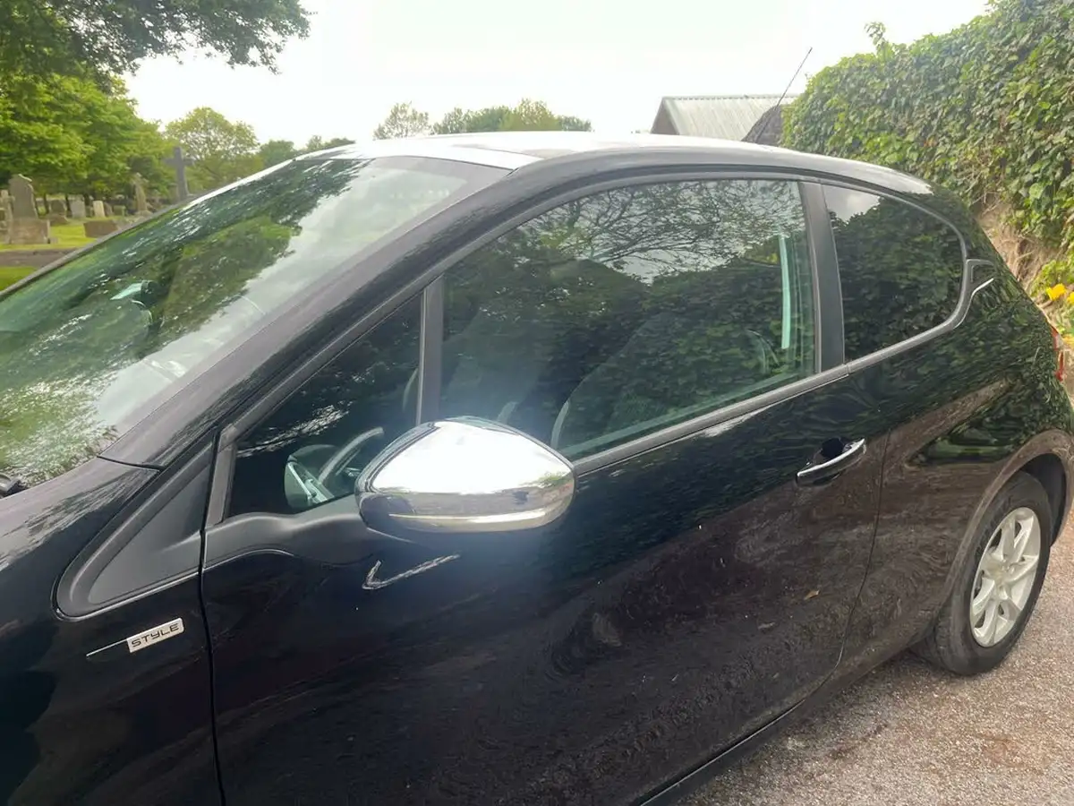 2015-peugeot-208-12-style-puretech-3d-big-45