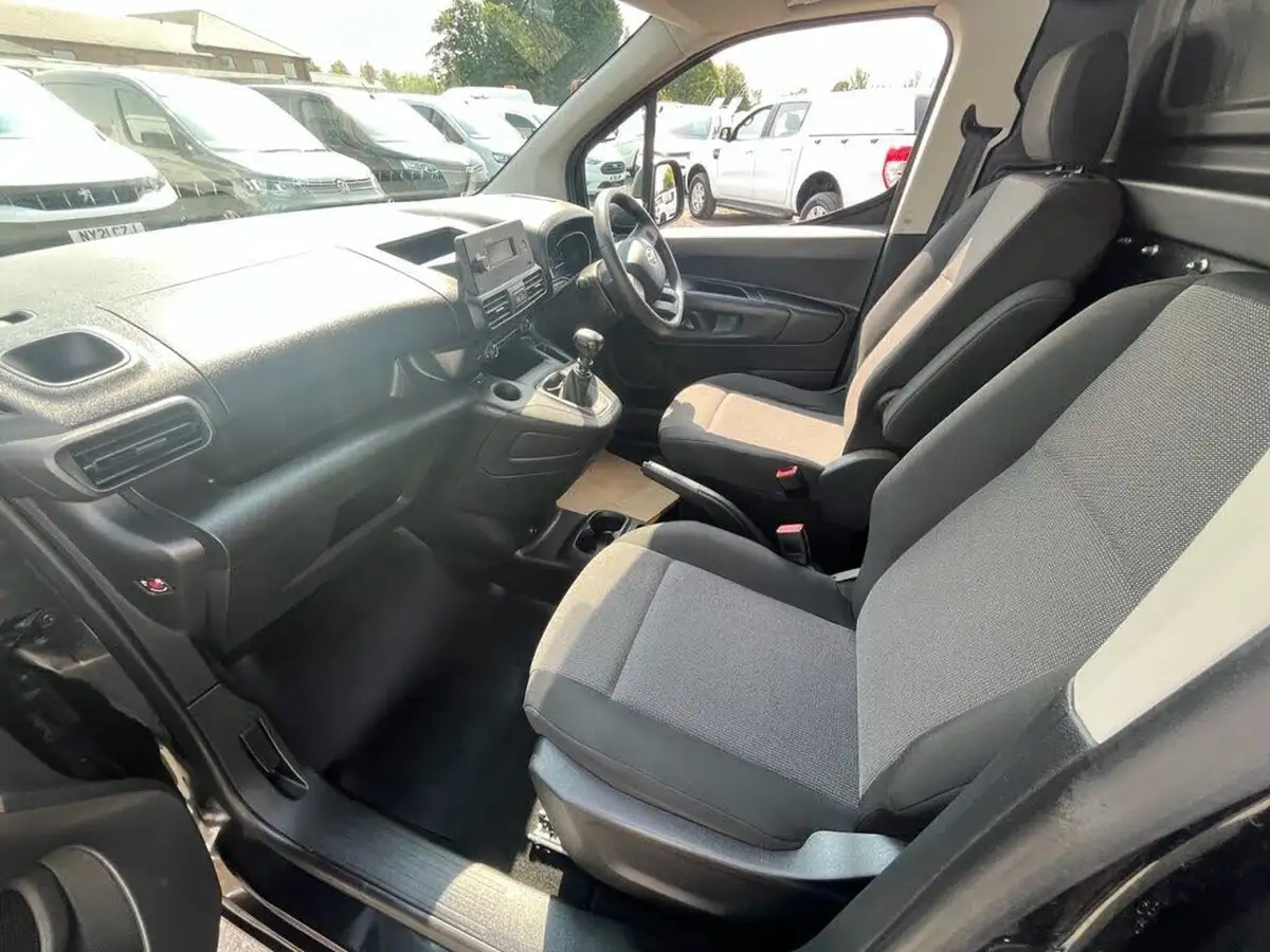 2022-toyota-proace-city-15d-active-big-13