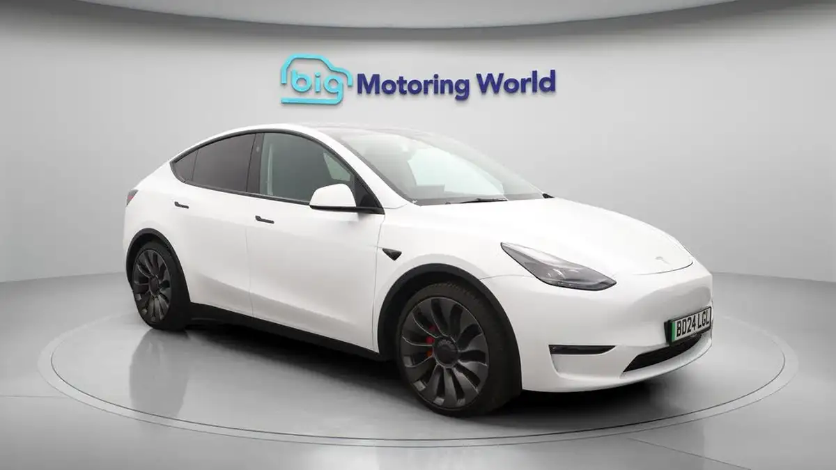 2024-tesla-model-y-e-performance-big-1