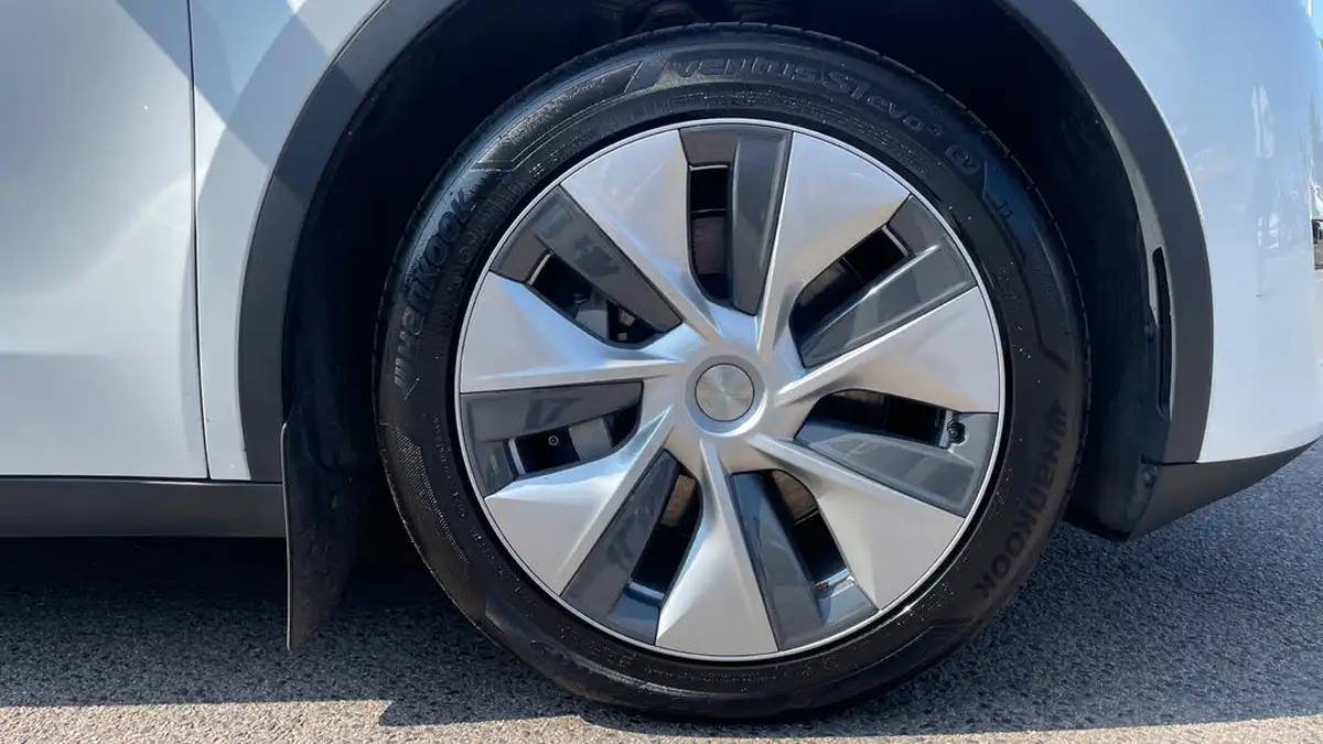 2024-tesla-model-y-e-rwd-big-19