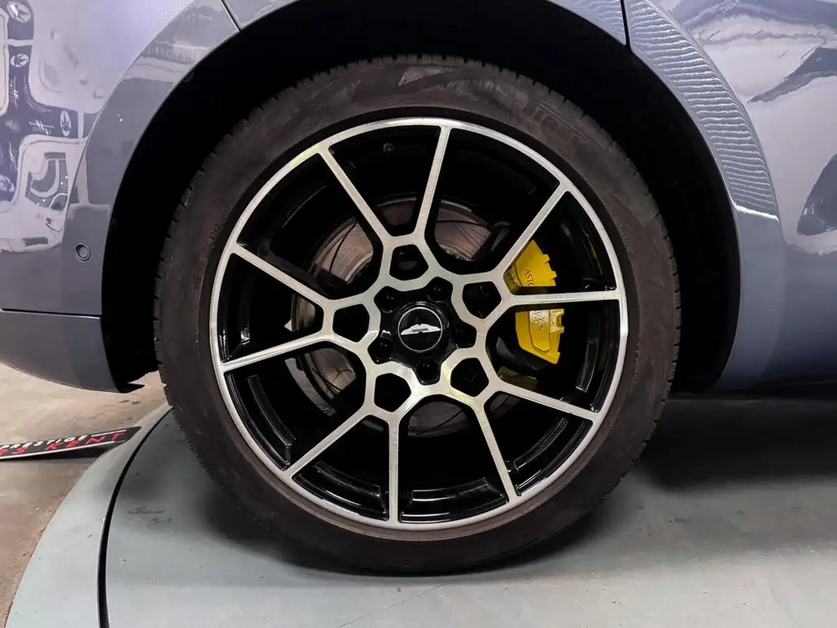 2021-aston-martin-dbx-40-v8-big-62