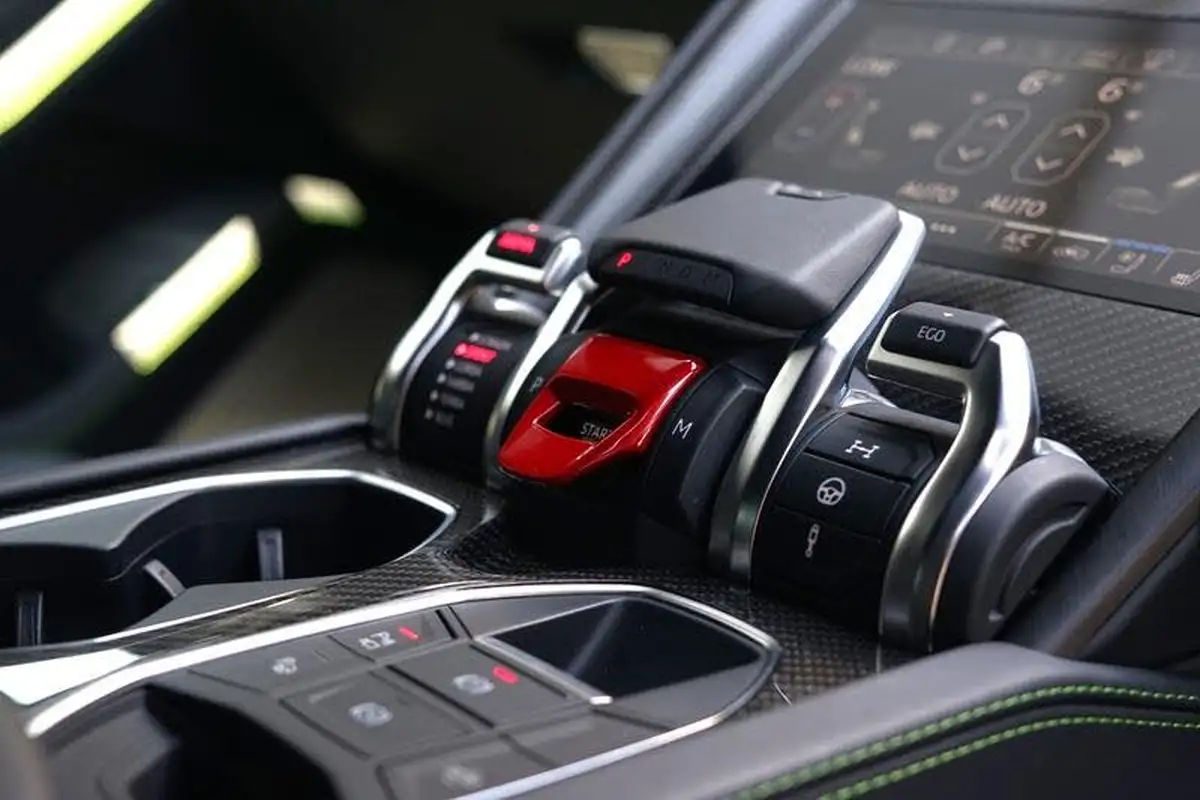 2023-lamborghini-urus-40-no-trim-big-12