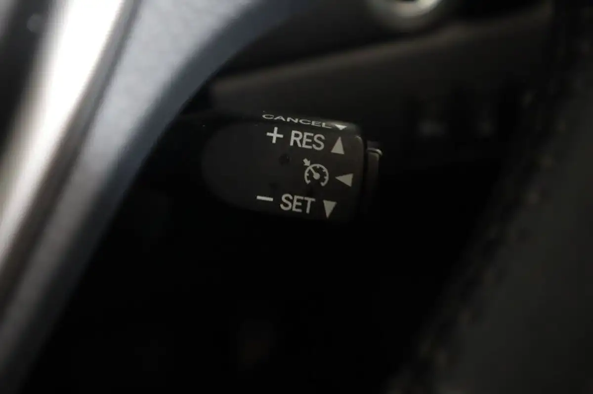2014-toyota-auris-16-excel-hatchback-multidrive-s-big-24