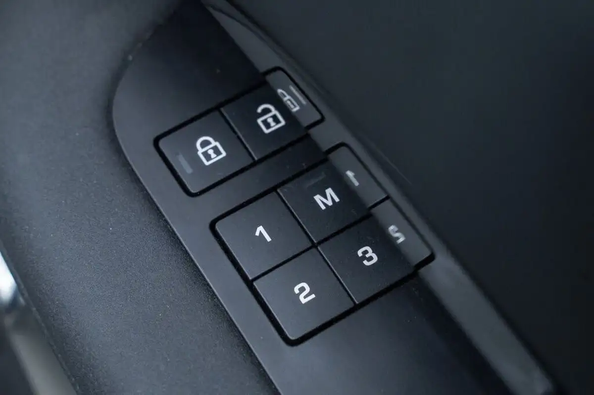 2021-land-rover-discovery-30-d300-commercial-hse-big-13