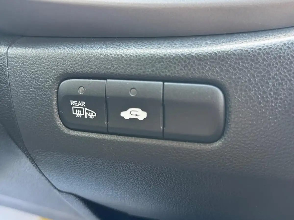 2010-honda-jazz-12-s-big-20