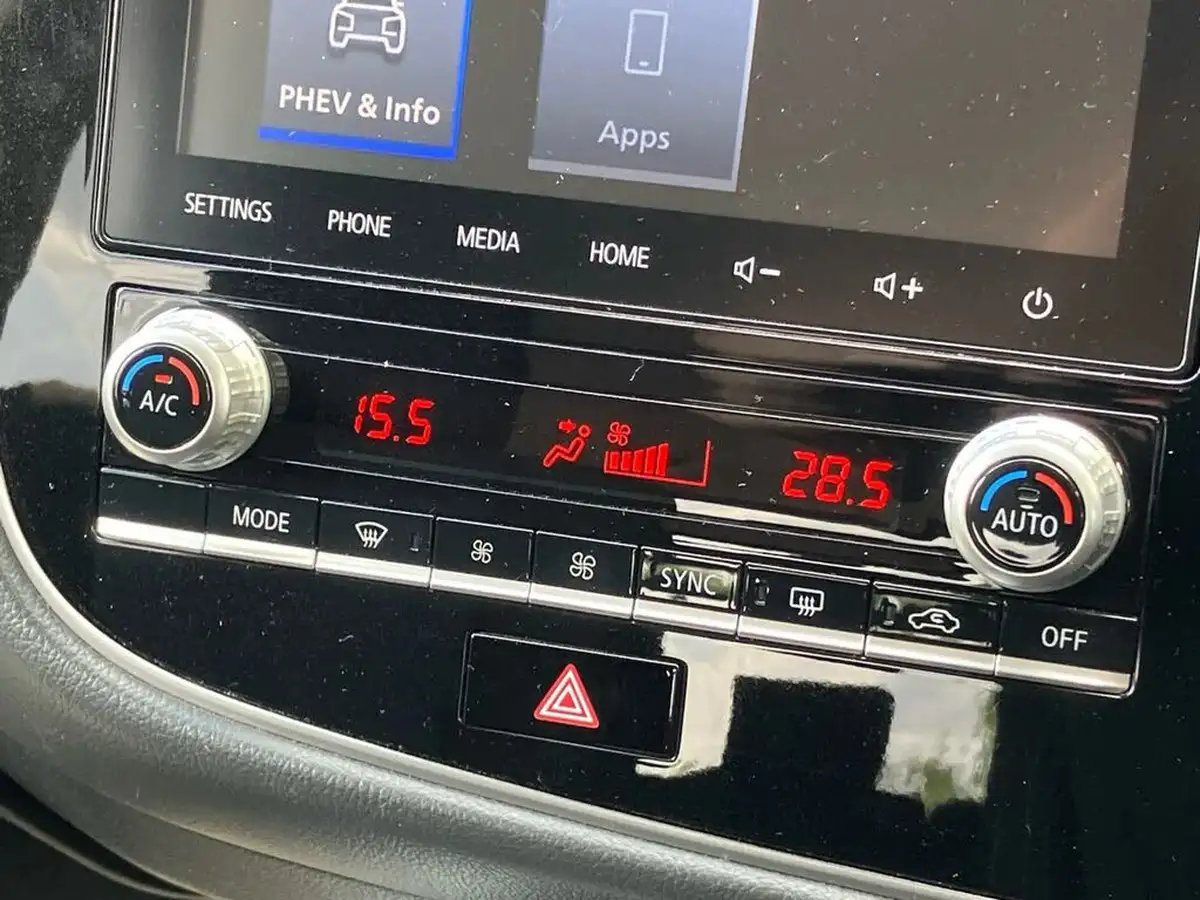 2020-mitsubishi-outlander-24-design-phev-big-13