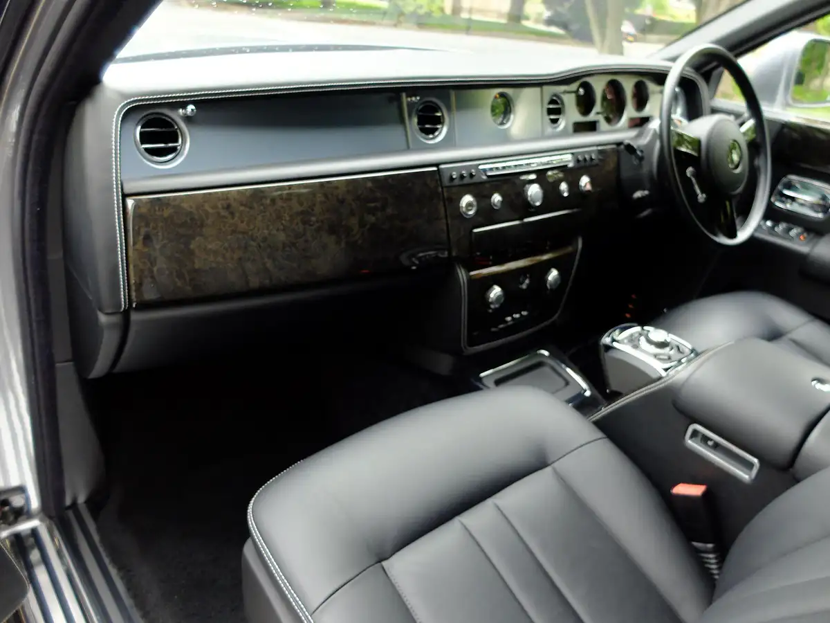 2016-rolls-royce-phantom-67-coupe-2d-big-8