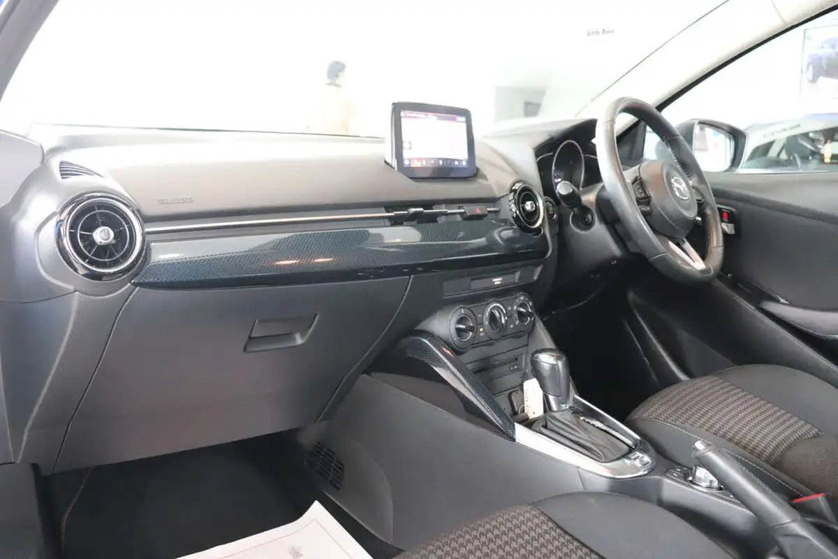 2018-mazda-mazda2-15-se-l-nav-auto-big-3