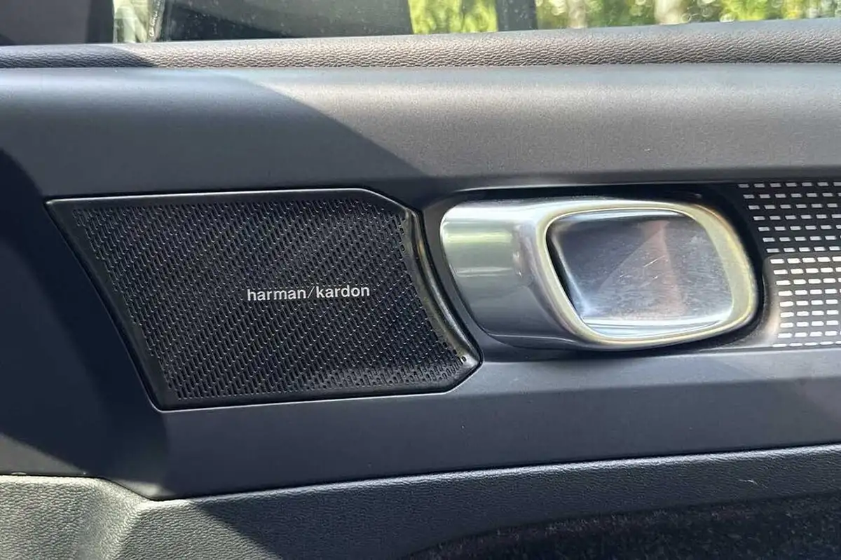 2021-volvo-xc40-15-t3-r-design-161bhp-big-25