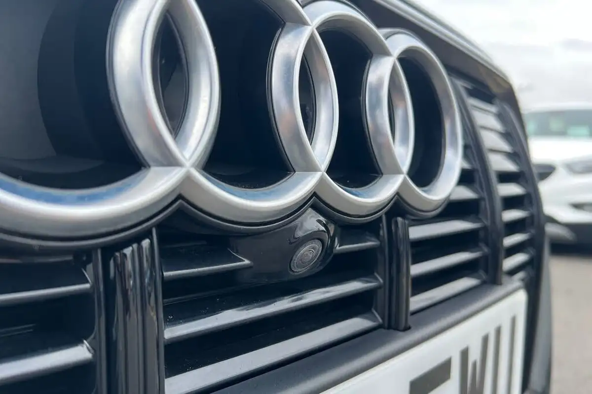 2019-audi-e-tron-55e-launch-edition-big-40