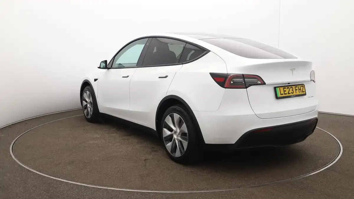 2023-tesla-model-y-e-long-range-big-61