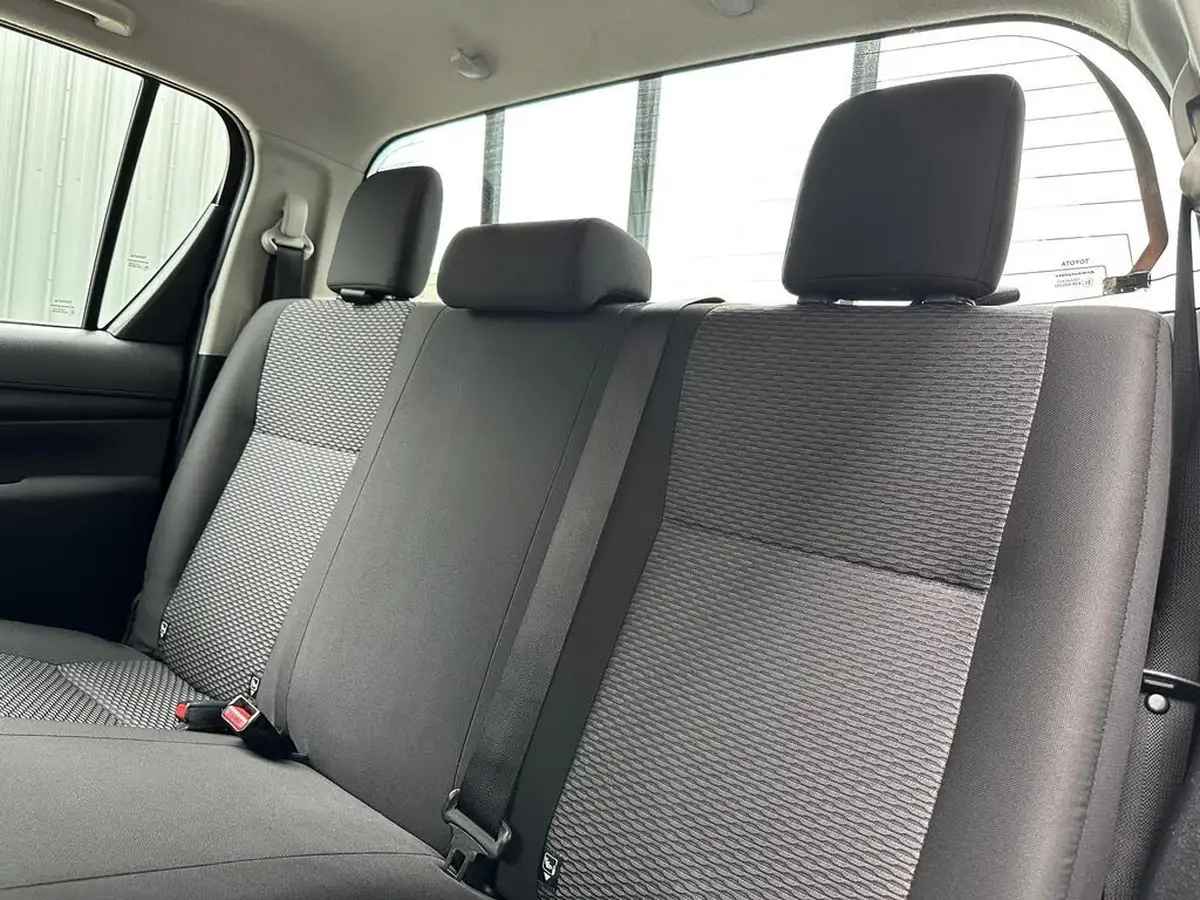 2019-toyota-hi-lux-24d-4d-active-150hpeu6dt-e-32t-double-pick-up-big-23