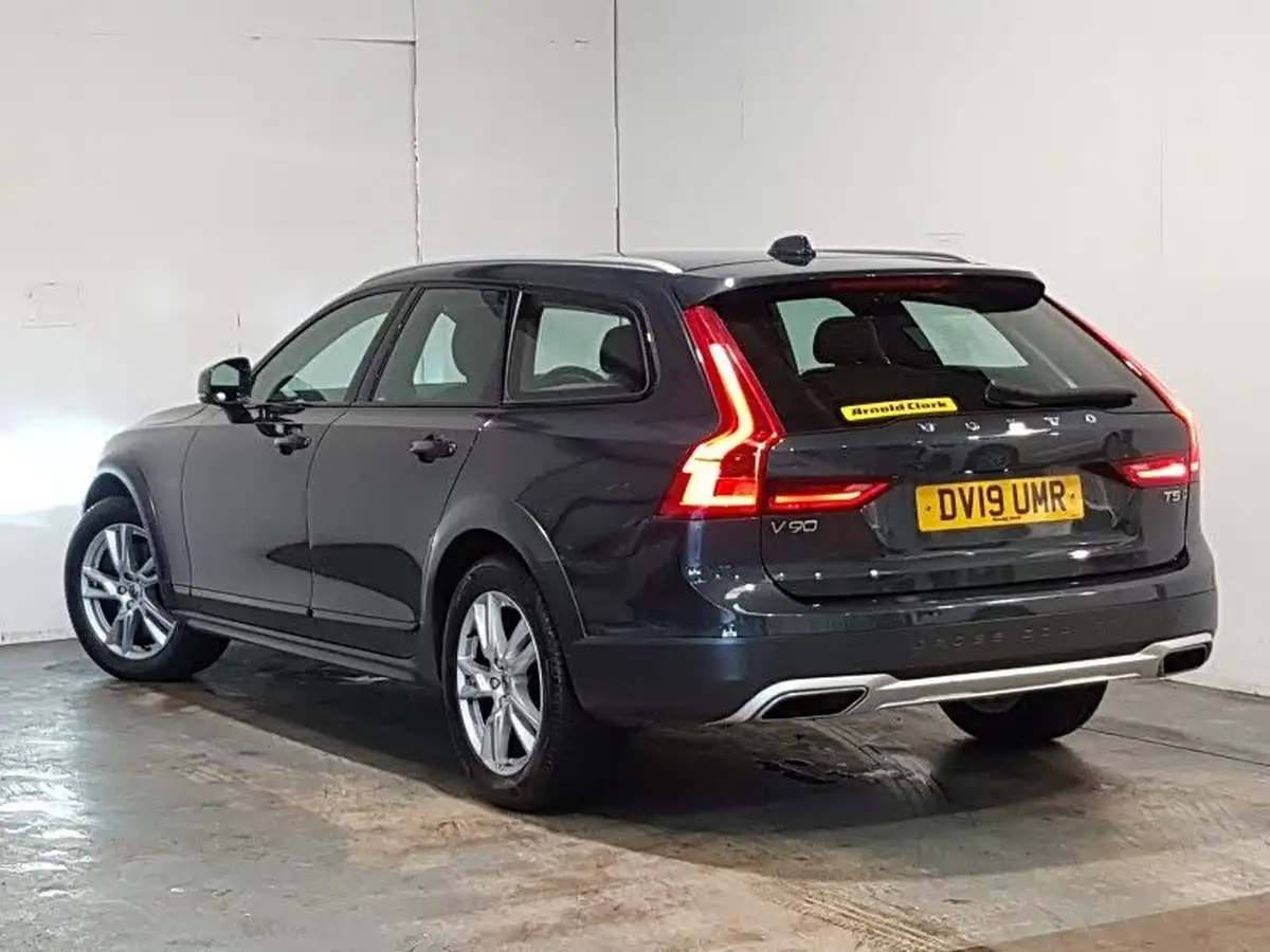 2019-volvo-v90-20-t5-cross-country-big-1