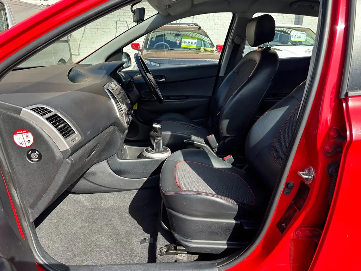 2010-hyundai-i20-14-style-big-26