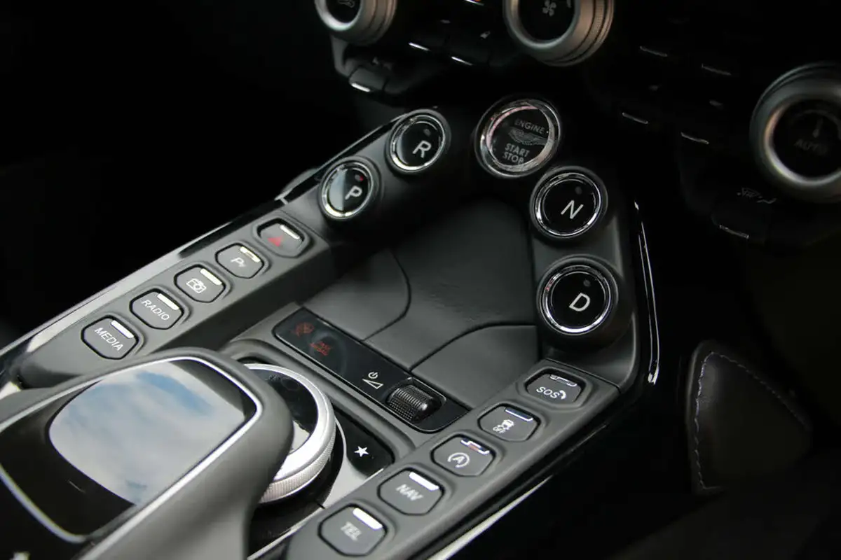 2019-aston-martin-vantage-40-v8-vantage-big-58