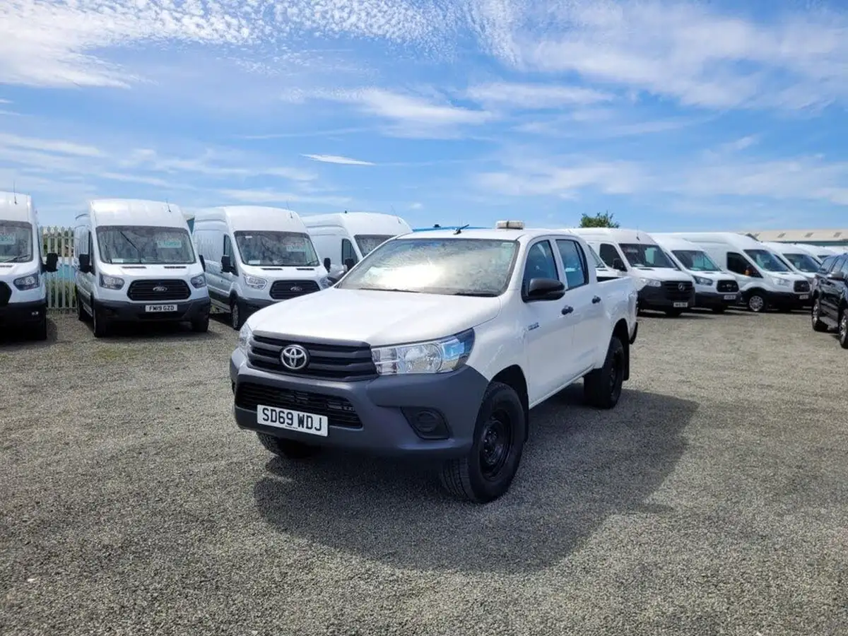 2019-toyota-hi-lux-24d-4d-active-150hpeu6dt-e-35t-double-pick-up-big-3
