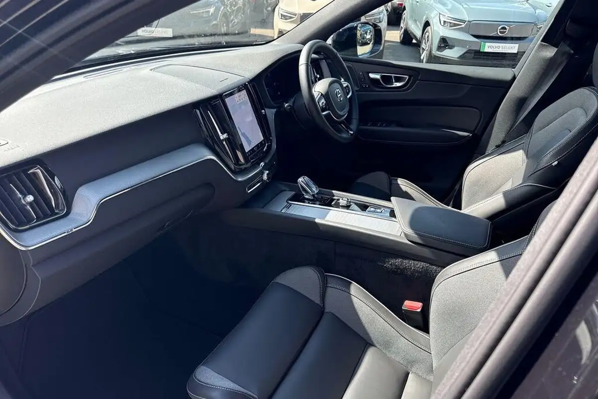 2025-volvo-xc60-20-b5-plus-black-edition-big-25