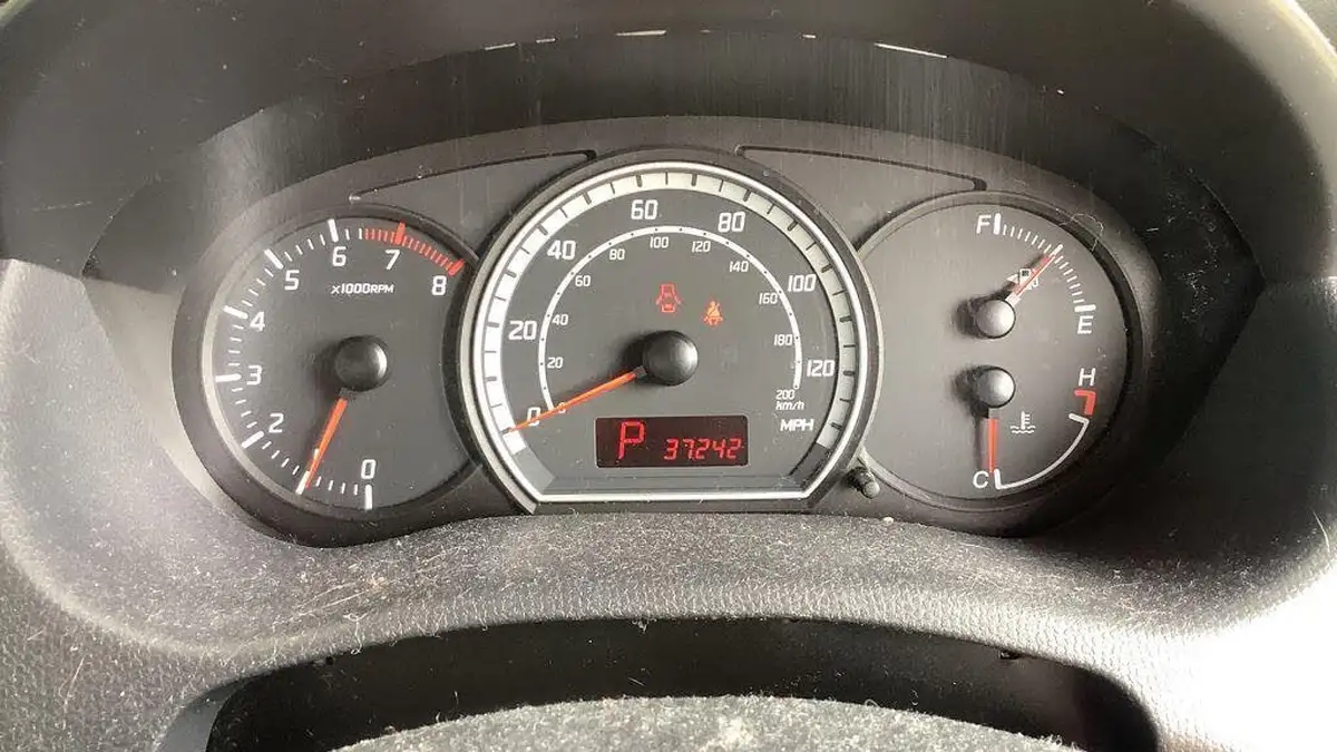 2010-suzuki-swift-15-sz4-big-8