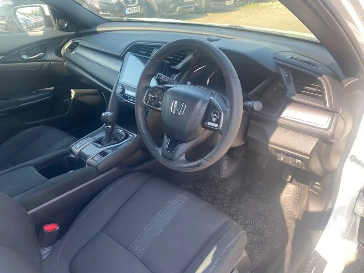 2019-honda-civic-16-i-dtec-se-hatchback-5d-big-8