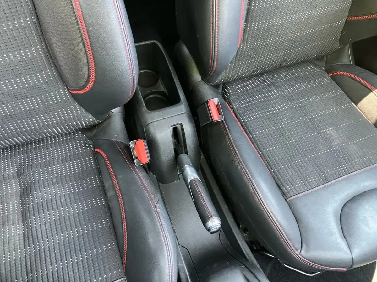 2018-peugeot-208-12-puretech-gt-line-eat6-big-44